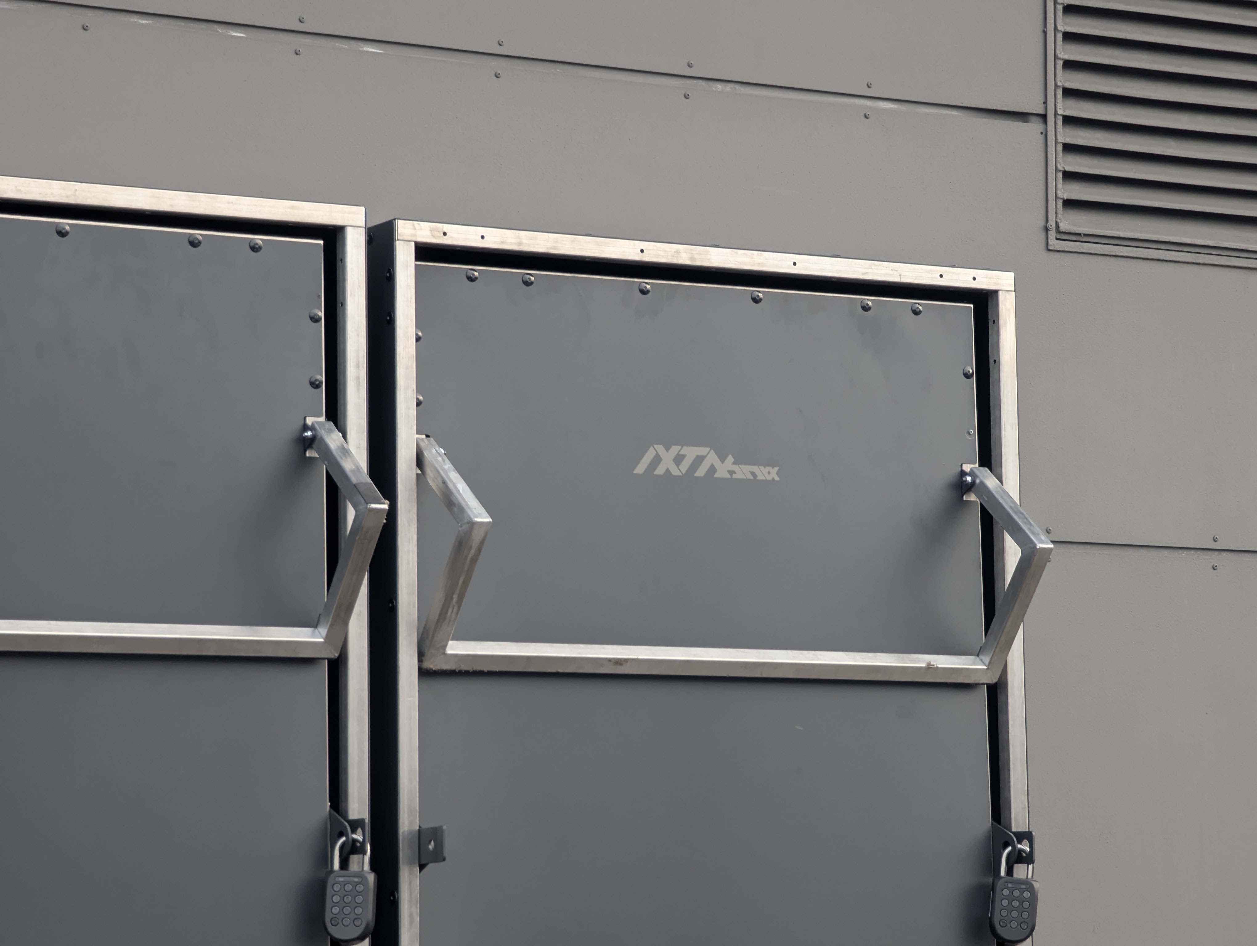 Close-up of the stand doors, frame and IXTAbox branding