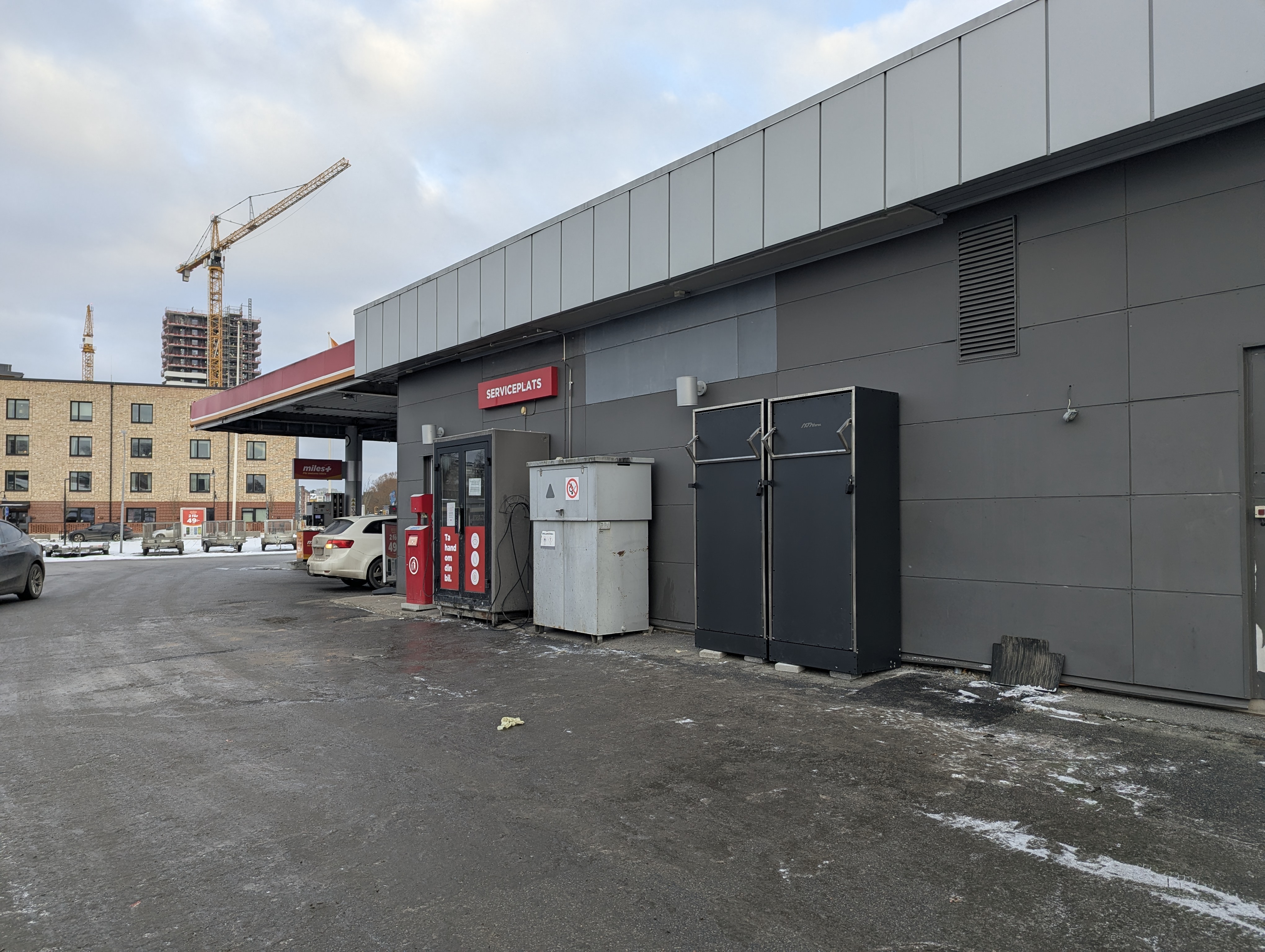 IXTArent stand deployed beside a Stockholm fuel-station forecourt in winter